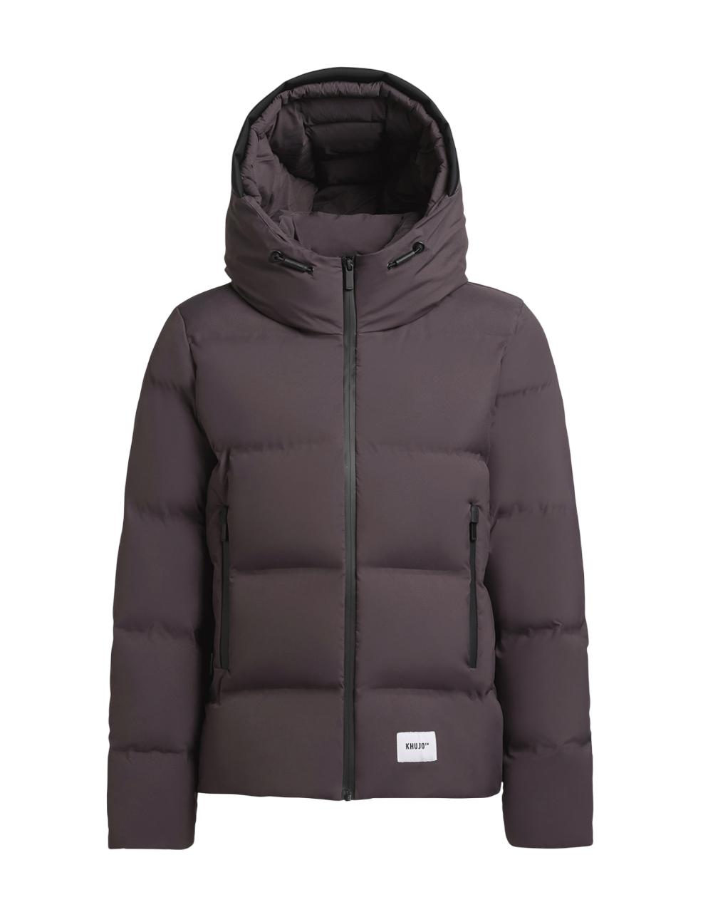  La chaqueta Khujo LIEV 1072JK253 en el vibrante color Moody Plum es ideal. Este berenjena oscuro rompe con el clásico negro. Con diseño acolchado y corte moderno, te ofrece calidez sin volumen. Es una prenda Khujo esencial con capucha y detalles funcionales. ¡Compra este puffer en Weddell.es!  Características Principales Chaqueta Khujo LIEV de mujer. Diseño acolchado y cálido en un exclusivo color Berenjena Oscuro (Moody Plum 446).  Incorpora capucha y los acabados robustos (cremalleras, bolsillos) característicos de la marca Khujo. Relleno ligero sin plumón.  Composición Materiales técnicos que priorizan la ligereza y el aislamiento.100% Poliéster en exterior y relleno.