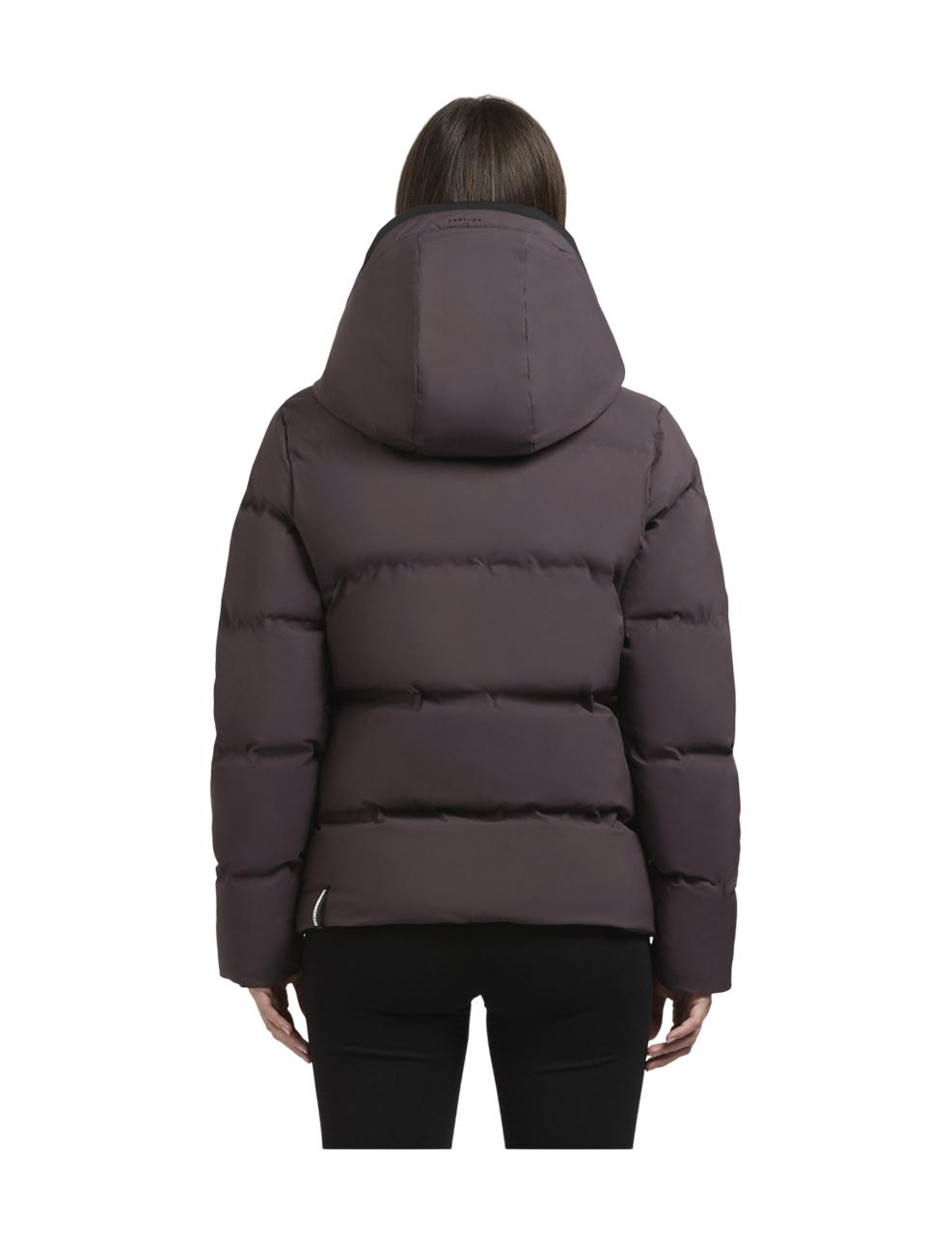  La chaqueta Khujo LIEV 1072JK253 en el vibrante color Moody Plum es ideal. Este berenjena oscuro rompe con el clásico negro. Con diseño acolchado y corte moderno, te ofrece calidez sin volumen. Es una prenda Khujo esencial con capucha y detalles funcionales. ¡Compra este puffer en Weddell.es!  Características Principales Chaqueta Khujo LIEV de mujer. Diseño acolchado y cálido en un exclusivo color Berenjena Oscuro (Moody Plum 446).  Incorpora capucha y los acabados robustos (cremalleras, bolsillos) característicos de la marca Khujo. Relleno ligero sin plumón.  Composición Materiales técnicos que priorizan la ligereza y el aislamiento.100% Poliéster en exterior y relleno.